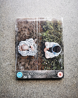 Chlapec v pruhovan�m py�amu Steelbook™ + D�REK f�lie na SteelBook™